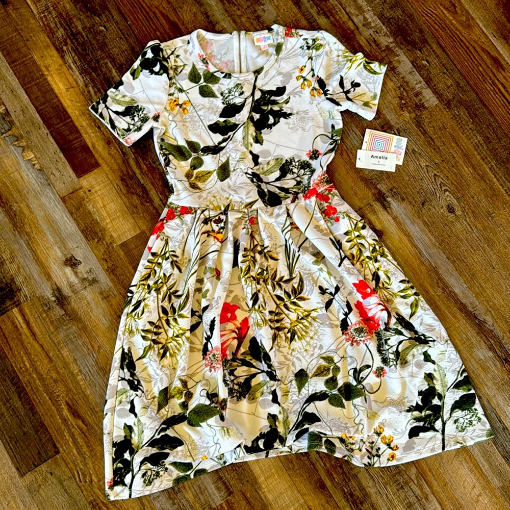 Lularoe Amelia. NWT. Beautiful floral print.
